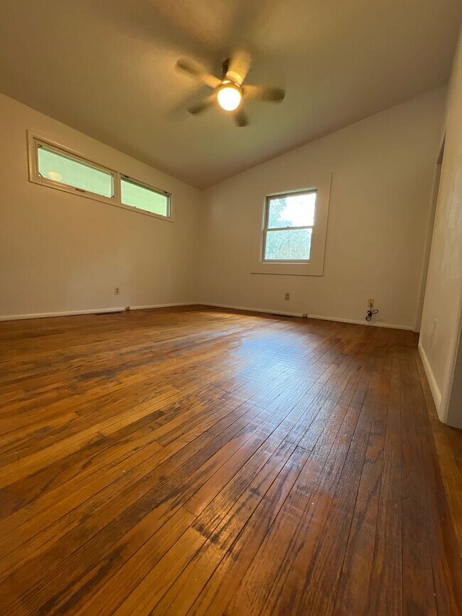 Building Photo - 3 Bedroom Avail August for 2026;  Monthly ...