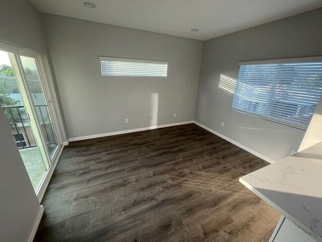 Building Photo - 4BD/2BA with great Yard!