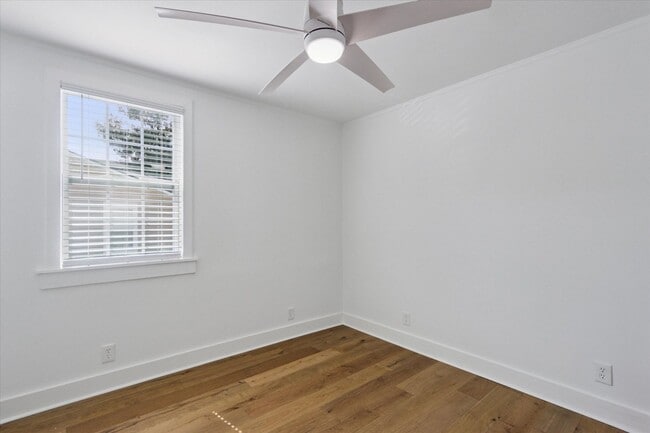 Building Photo - Newly Renovated Coastal Cottage for Lease!