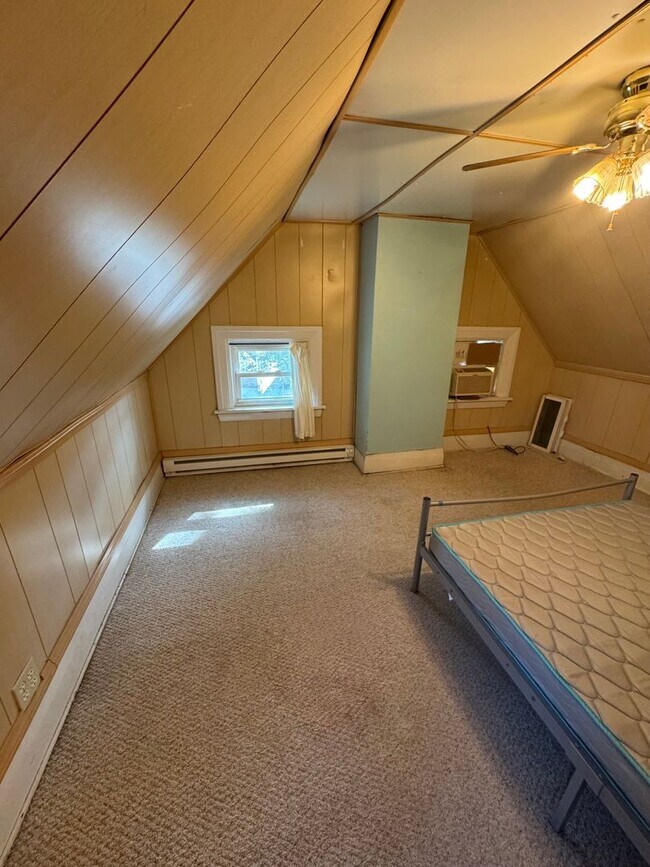 Building Photo - 5 Bedroom 2.5 Bath in Squirrel Hill