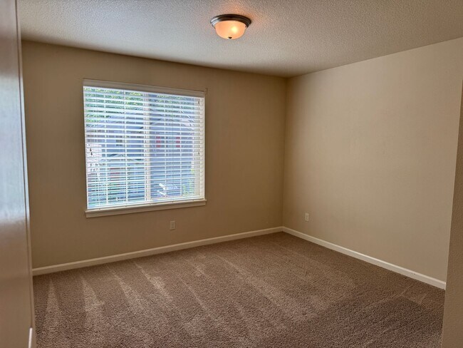 Building Photo - Amazing 3 bedroom home