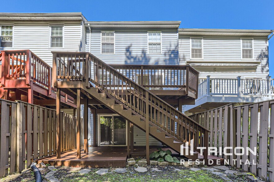 Building Photo - 166 Langdon Farm Cir
