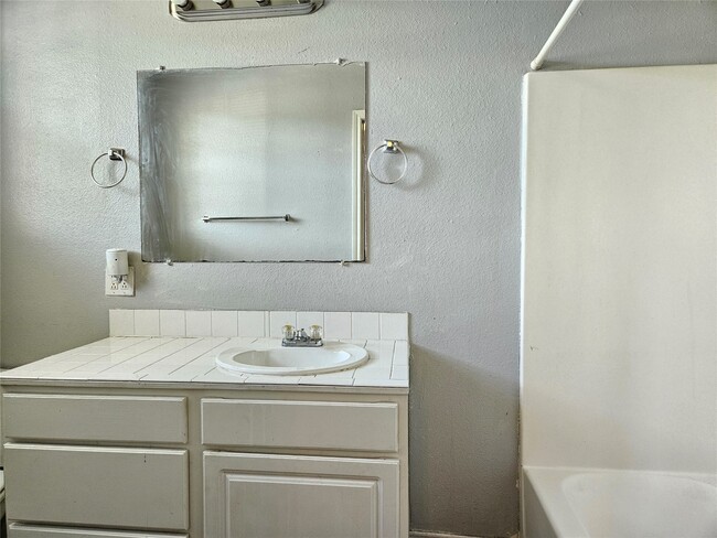 Building Photo - 705 Harris Ave