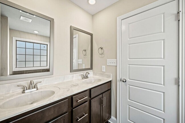 Building Photo - Beautiful Like-New Split Foyer Home Off Ex...
