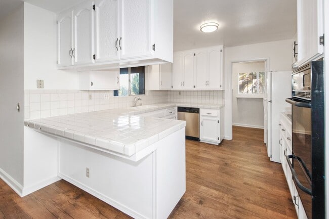 Building Photo - Available Now! Spacious 3BR, 2BA, 1,76sq.f...