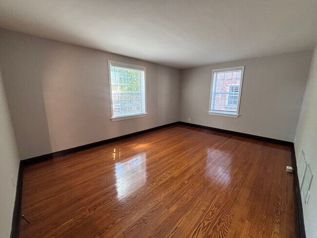 Building Photo - One-Bedroom Apartment in Dogtown*In-Unit W...