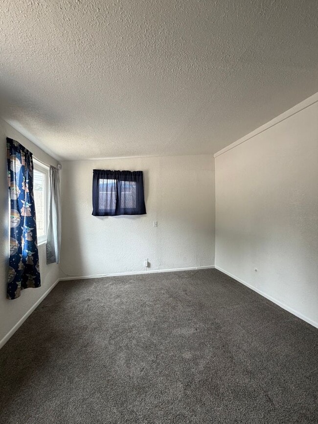 Building Photo - 4 Bedroom 2 Bathroom House with Fenced Yard & 1 Car Garage