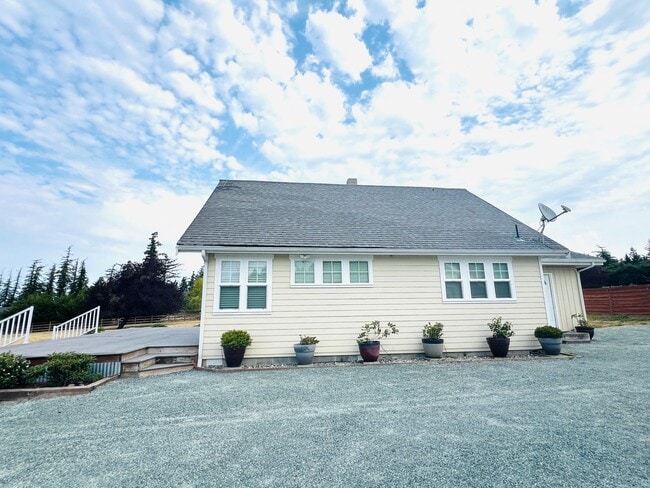 Building Photo - Beautiful 2 bedroom, + office/bonus room i...