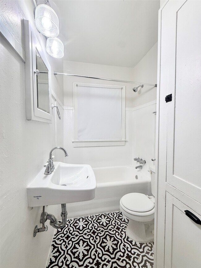 Building Photo - 1136 Berthea St