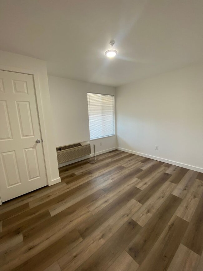Building Photo - Renovated 2 bedroom Apartments available! ...