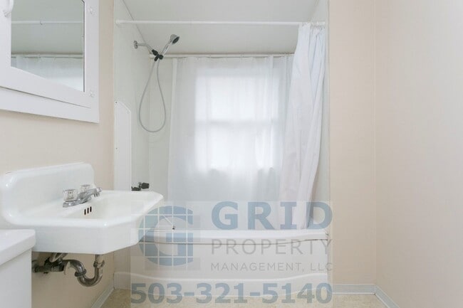 Building Photo - GPM569 - SE Caruthers St (T2)