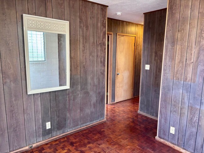 Building Photo - Available September 9, 2026 | A 3 Bedroom + Den, 1.5 bath duplex with 2 parking nested in Kaimuki