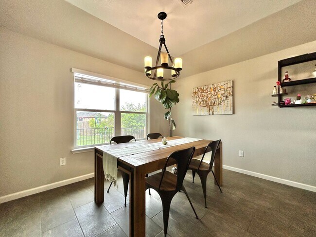 Building Photo - Stunning 3/BR 2/BA Home with Spacious Back...