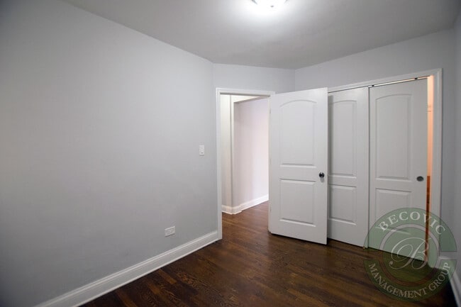 Building Photo - 6120 N Kenmore Ave