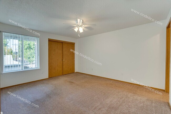 Building Photo - $500 OFF 2ND MONTH RENT** Spacious Pet-Friendly Top-Floor Unit w/ Parking Included!