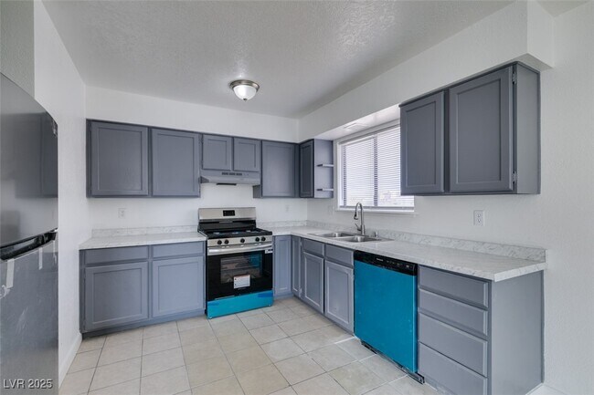 Building Photo - 6987 Mendon Ln