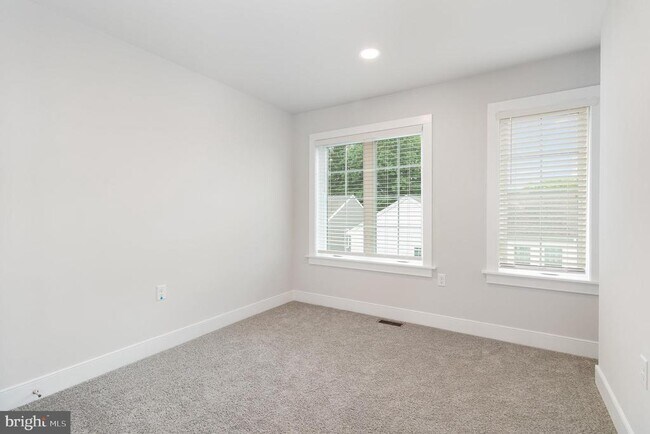 Building Photo - 10 Seover Wy
