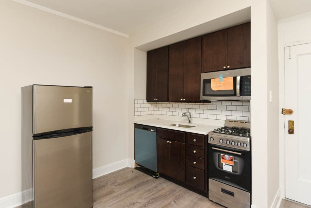 Building Photo - 3335 W Diversey Ave