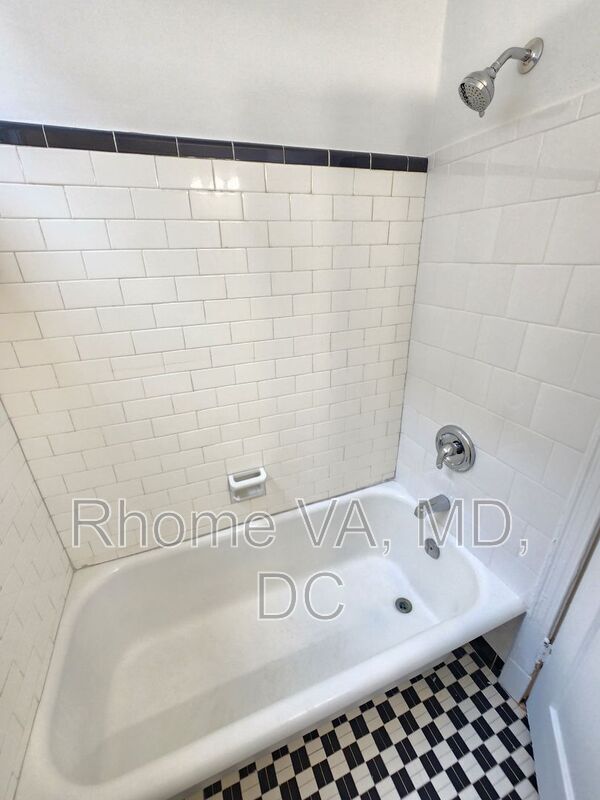 Building Photo - 515 Franklin St NE