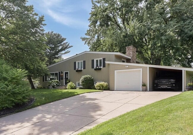 Primary Photo - 2820 Overlook Dr