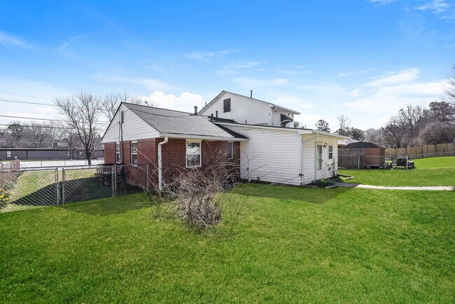 Building Photo - 5299 Sharon St