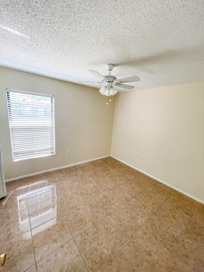 Building Photo - Gorgeous 3/2/2! Nice Neighborhood! Great Location!