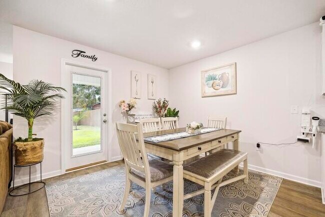 Building Photo - Updated and Move In Ready 4/2 in Cantonment