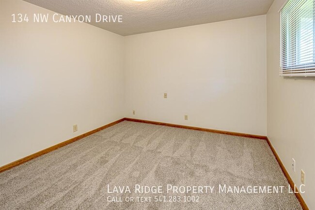 Building Photo - 134 NW Canyon Dr