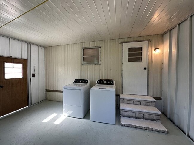 Building Photo - 5844 Sunshine Park Dr