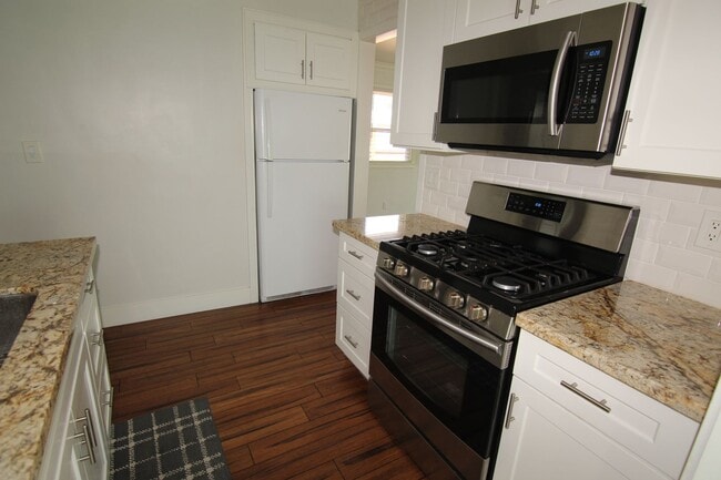 Building Photo - Custom one bedroom with large living room and much more!