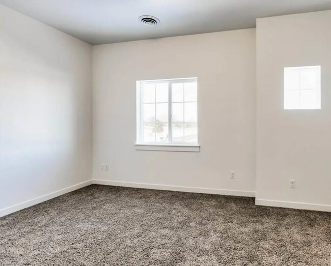 Building Photo - Stylish Townhome with Room to Relax & Ente...