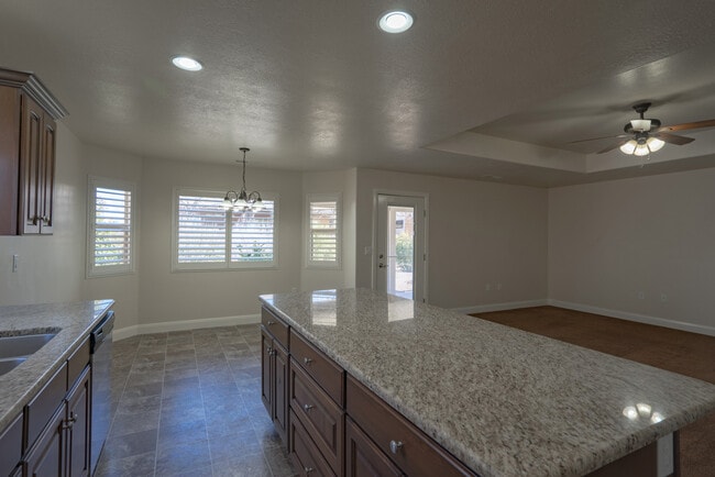 Building Photo - 3 bed 2 bath home with fully-fenced yard