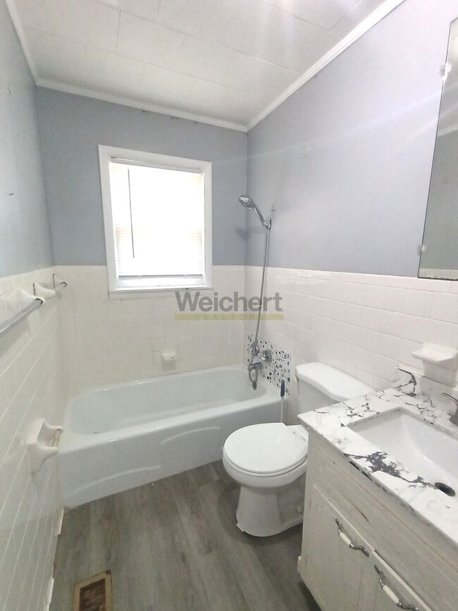 Building Photo - 4-Bed, 2-Bath house with huge backyard