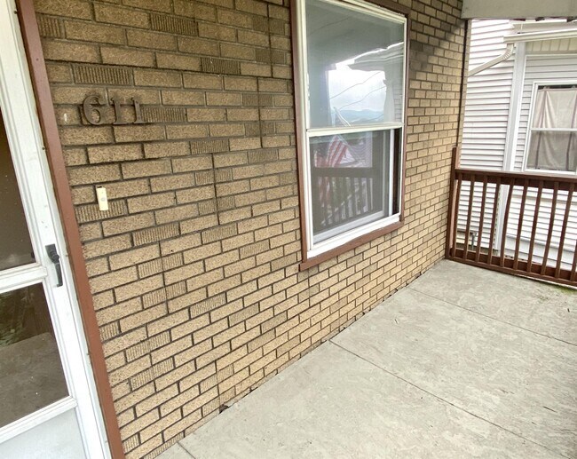 Building Photo - 611 Crown Ave