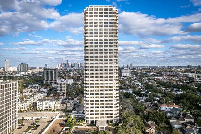 2121 Kirby Dr - Huntingdon Houston
