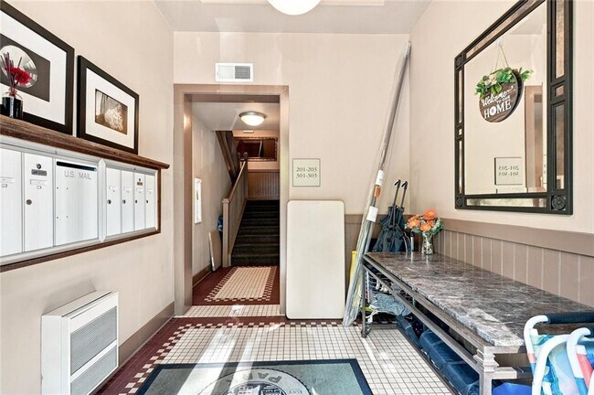 Building Photo - 933 Garrett St