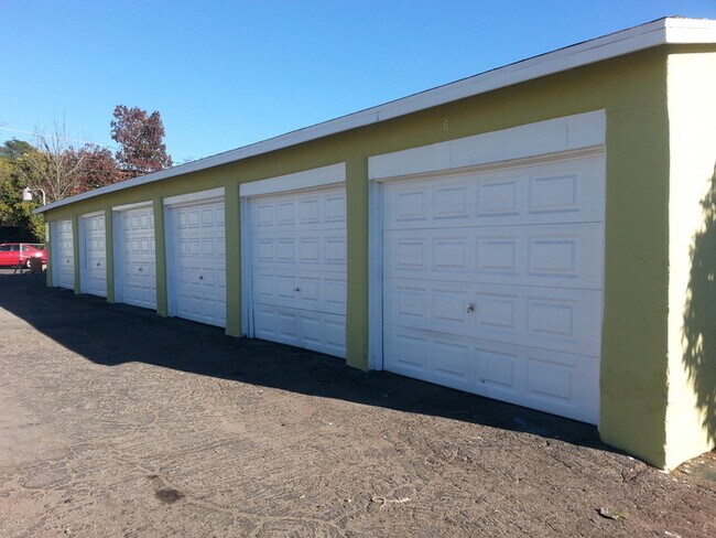 Building Photo - Charming 1bdr duplex with private yard and garage!