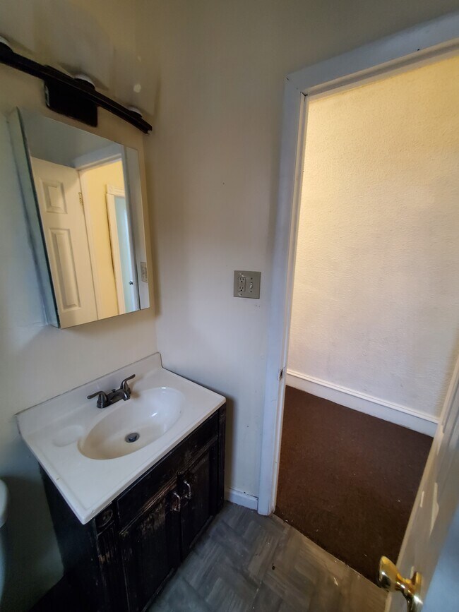 Bathroom - 4435 N Cleveland St