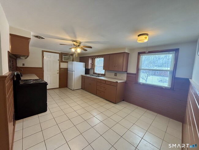 Building Photo - 148 Edgewood Dr