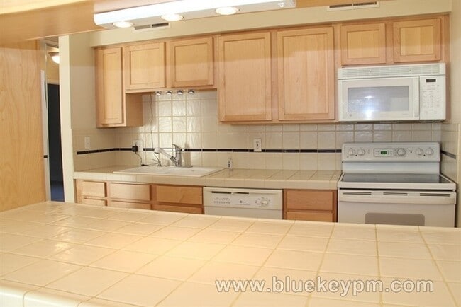 Building Photo - 2 Bed, 2 Bath Home - 1 Bed or Office and Bath on Main Floor