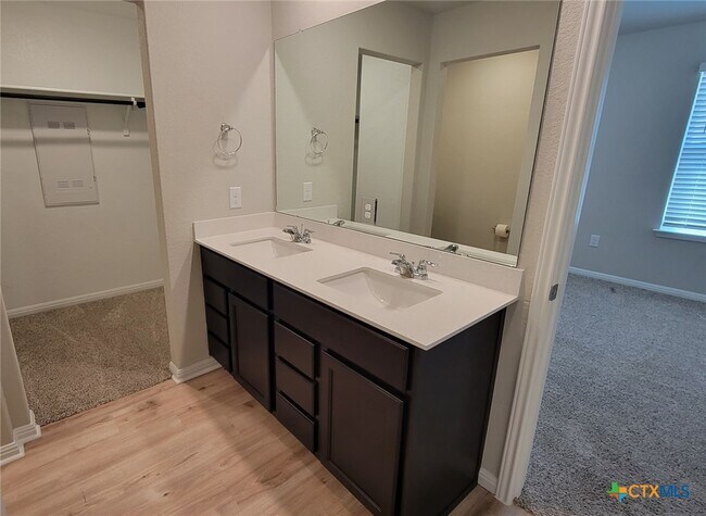 Building Photo - 417 Shiner Ln