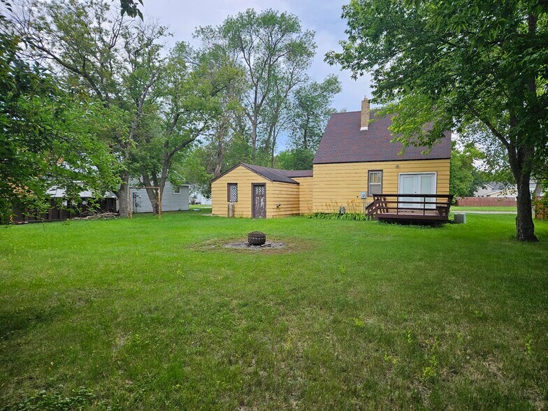 Large Backyard - 606 Tindolph Ave S