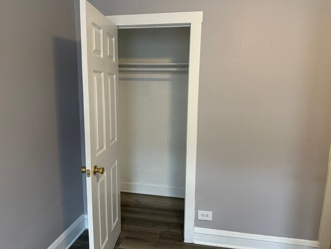 Building Photo - 4054 W Dickens Ave