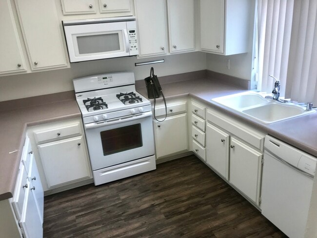 Building Photo - Two Bedroom, 2 Bathroom Condo in a Beautiful Community in Huntington!
