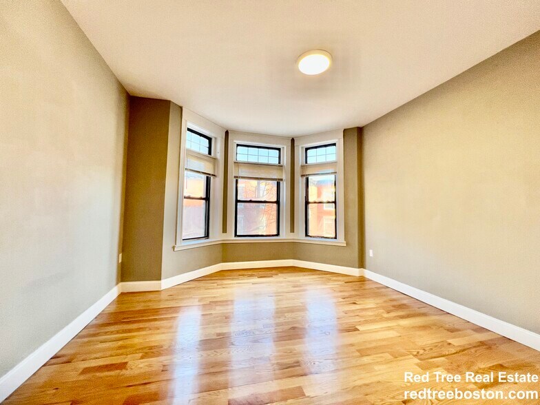 Building Photo - 1914 Beacon St