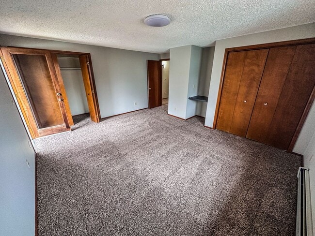 Building Photo - Large Updated 3-Bed 2-Bath Townhome w/ Gar...