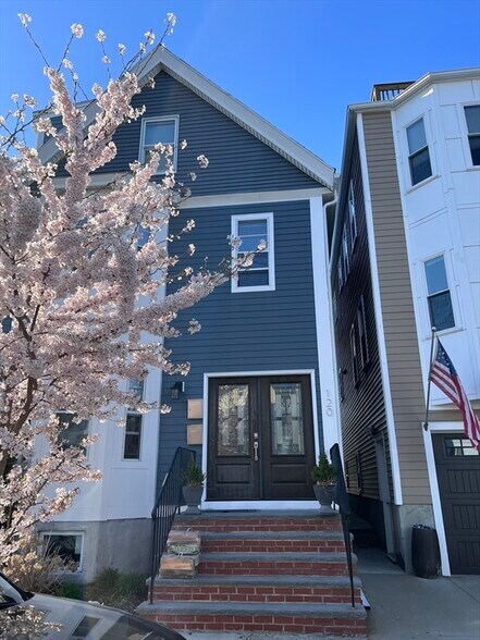 Primary Photo - 124 Coleridge St