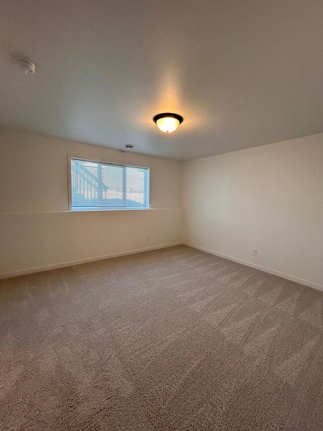 Building Photo - 3 Bed 3 Bath TownHome