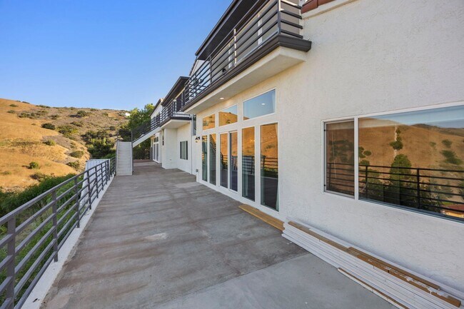 Building Photo - Modern Elegance Meets Scenic Privacy in Be...