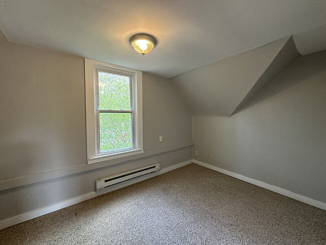 Building Photo - 2122 Elston St